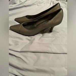 BELLA~VITA~KITTEN HEELS~MUTED SILVER~8